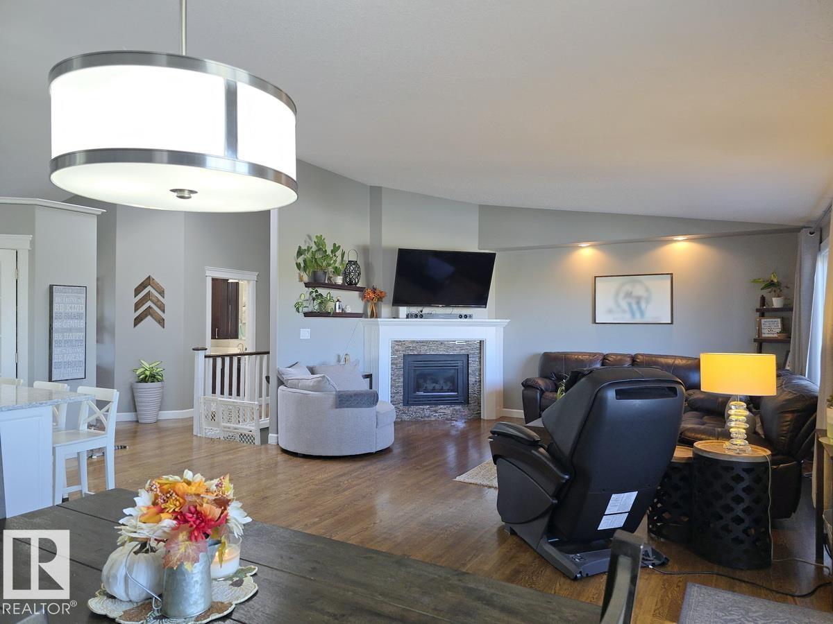 4420 56 Av Property Photo 5