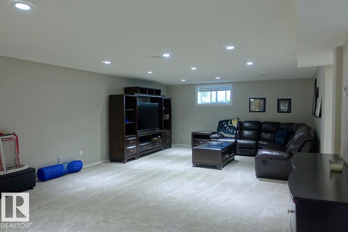 4420 56 Av Property Photo 21