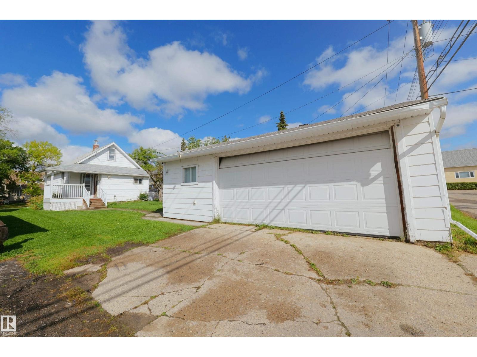 5131 51 Street Property Photo 3
