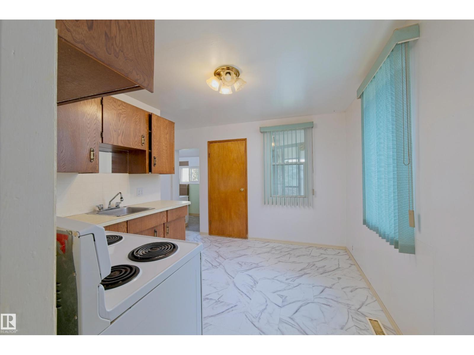 5131 51 Street Property Photo 11