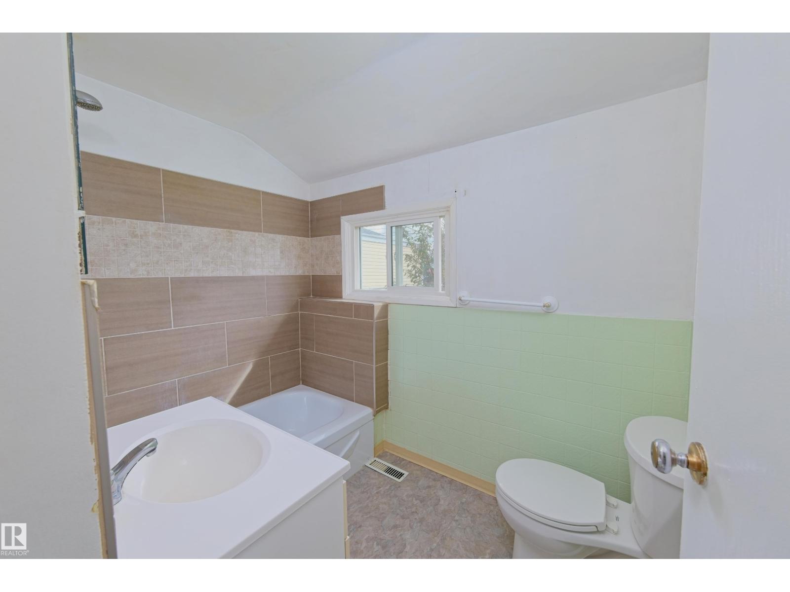 5131 51 Street Property Photo 16