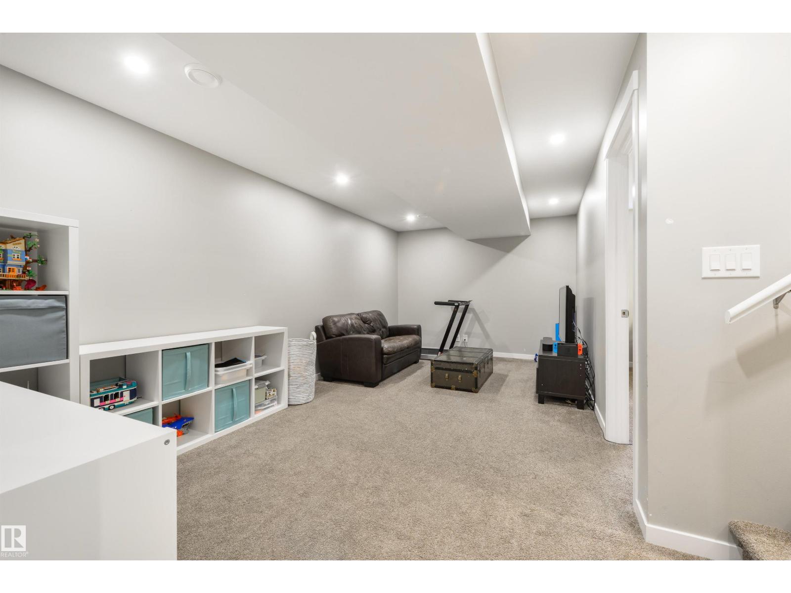 5228 20 Av Sw Property Photo 33