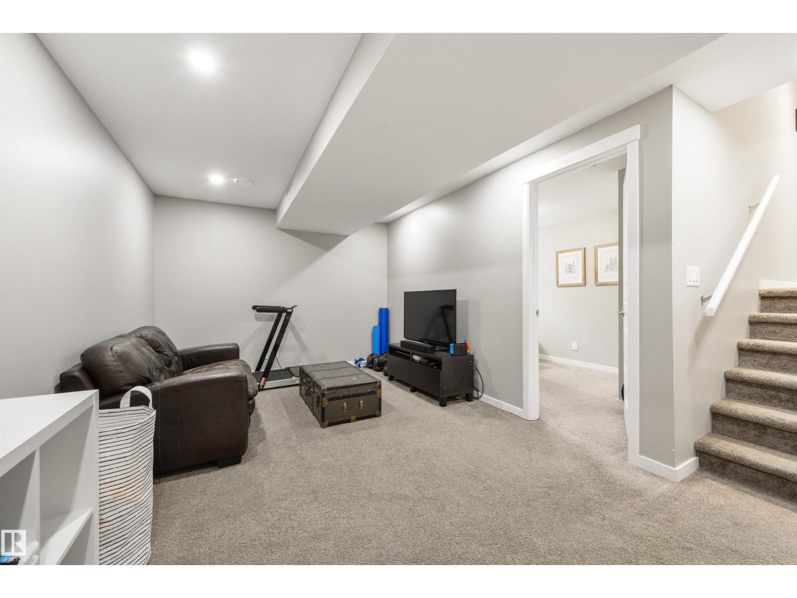 5228 20 Av Sw Property Photo 34