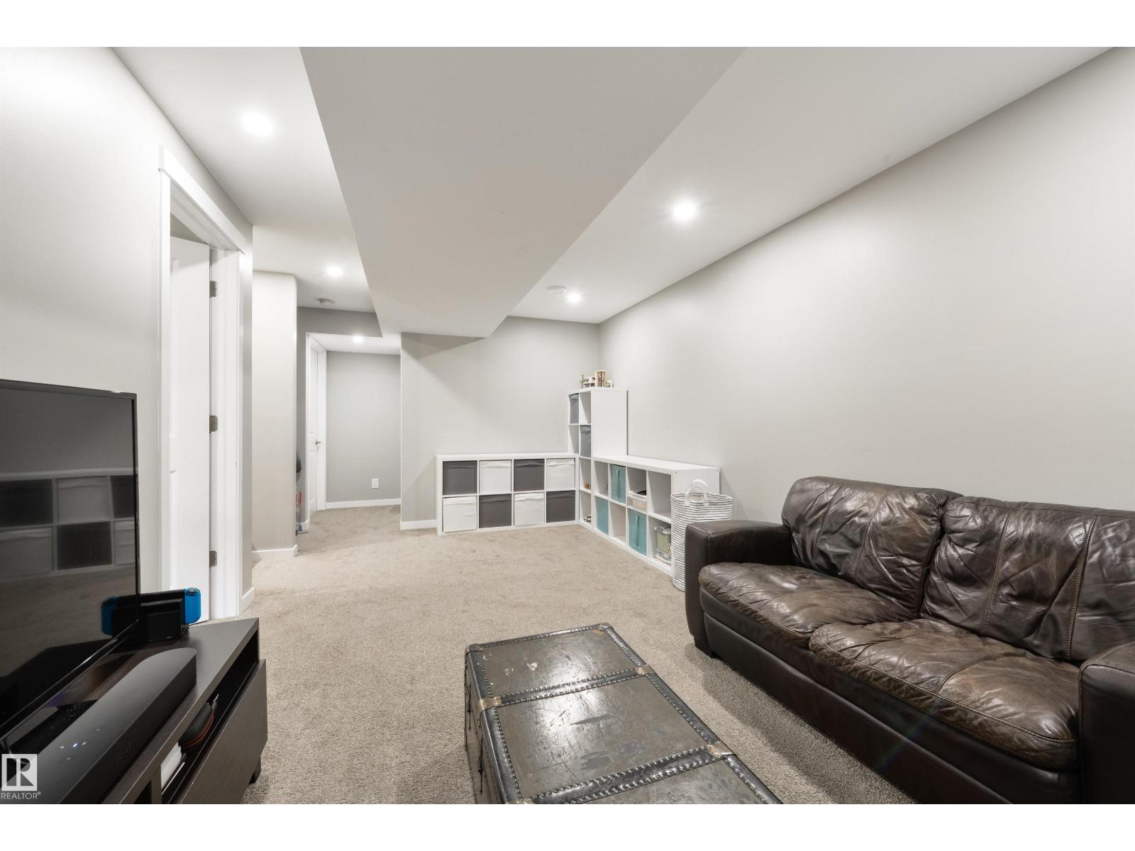 5228 20 Av Sw Property Photo 36