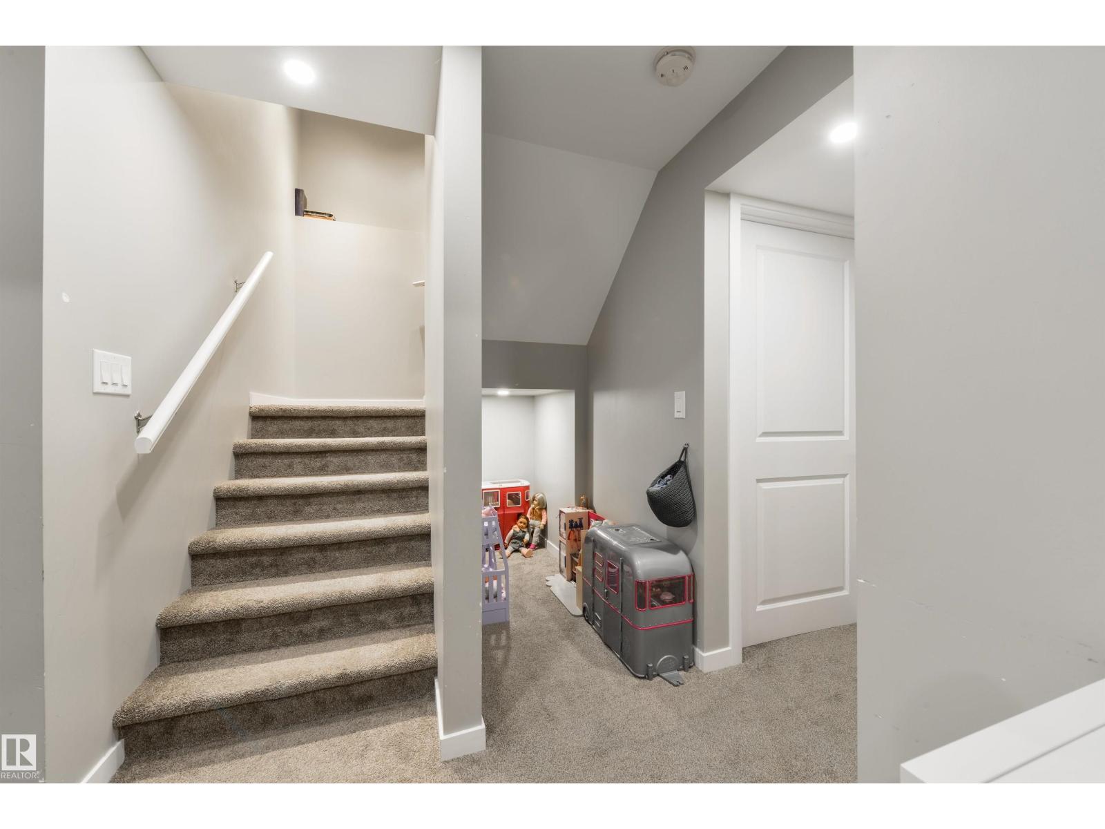 5228 20 Av Sw Property Photo 39