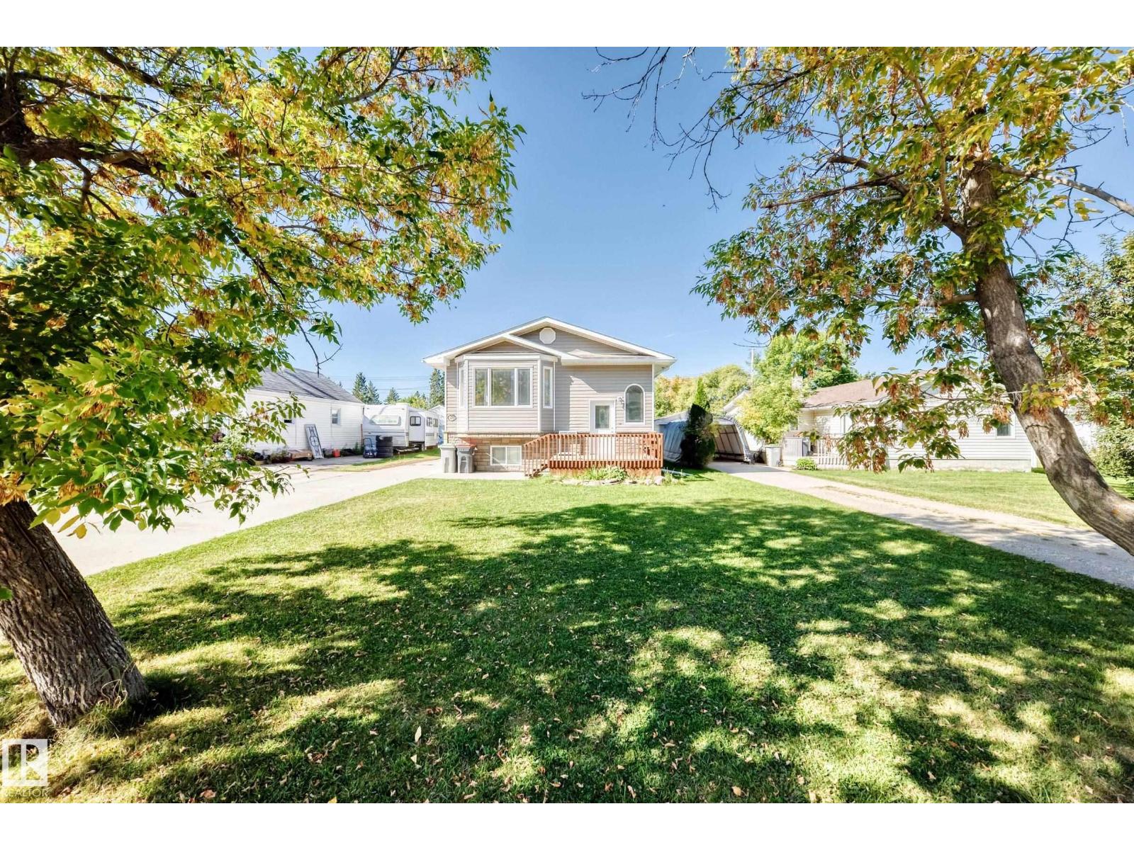 5226 52 St Property Photo 2