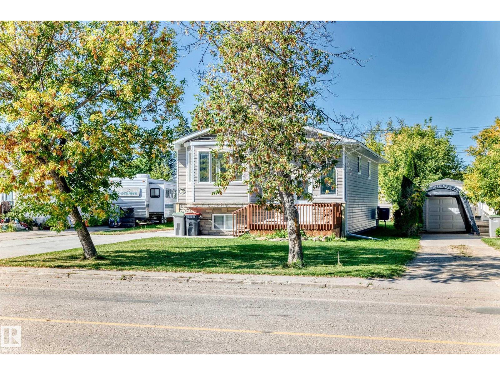 5226 52 St Property Photo 3