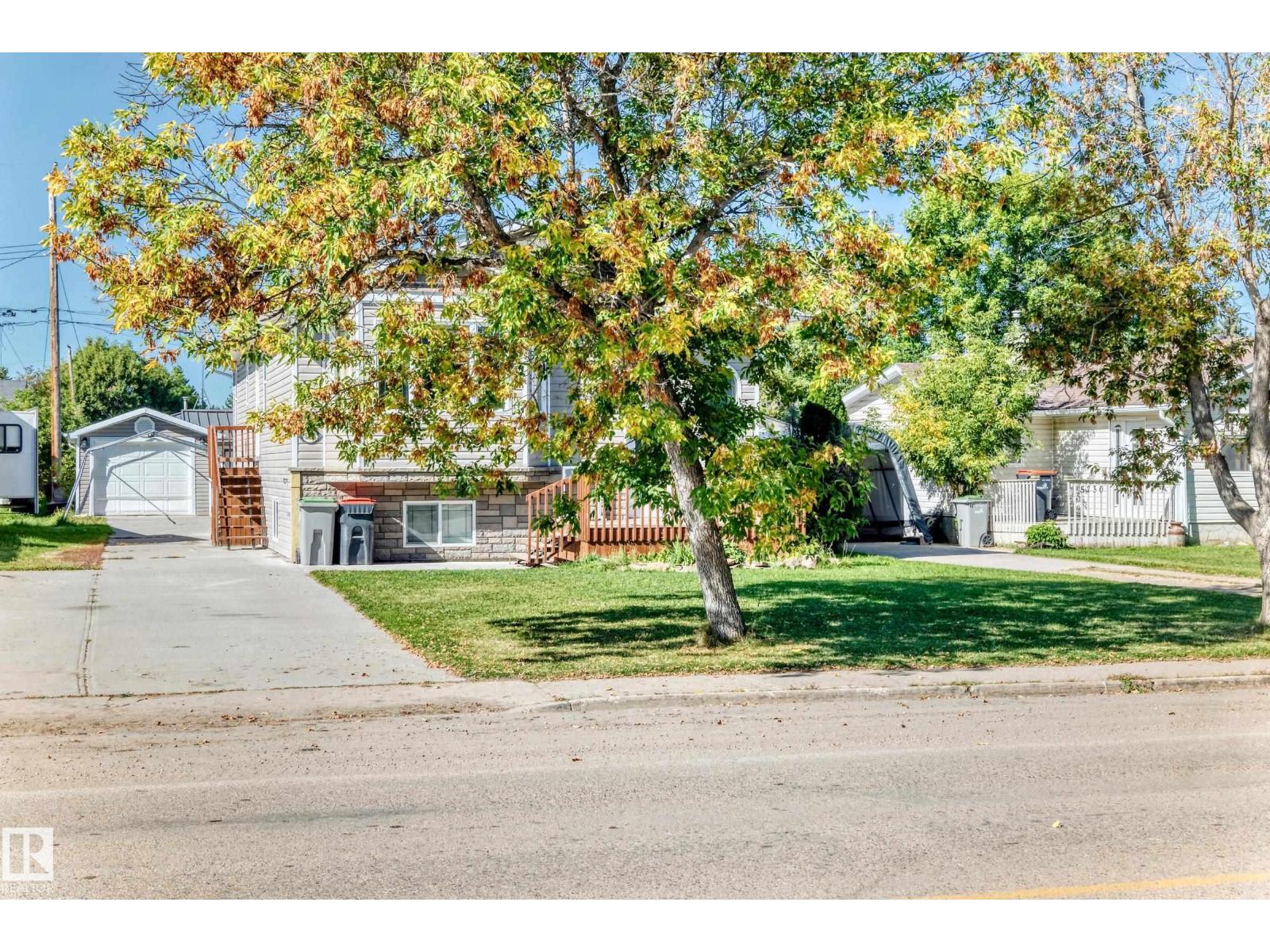 5226 52 St Property Photo 4
