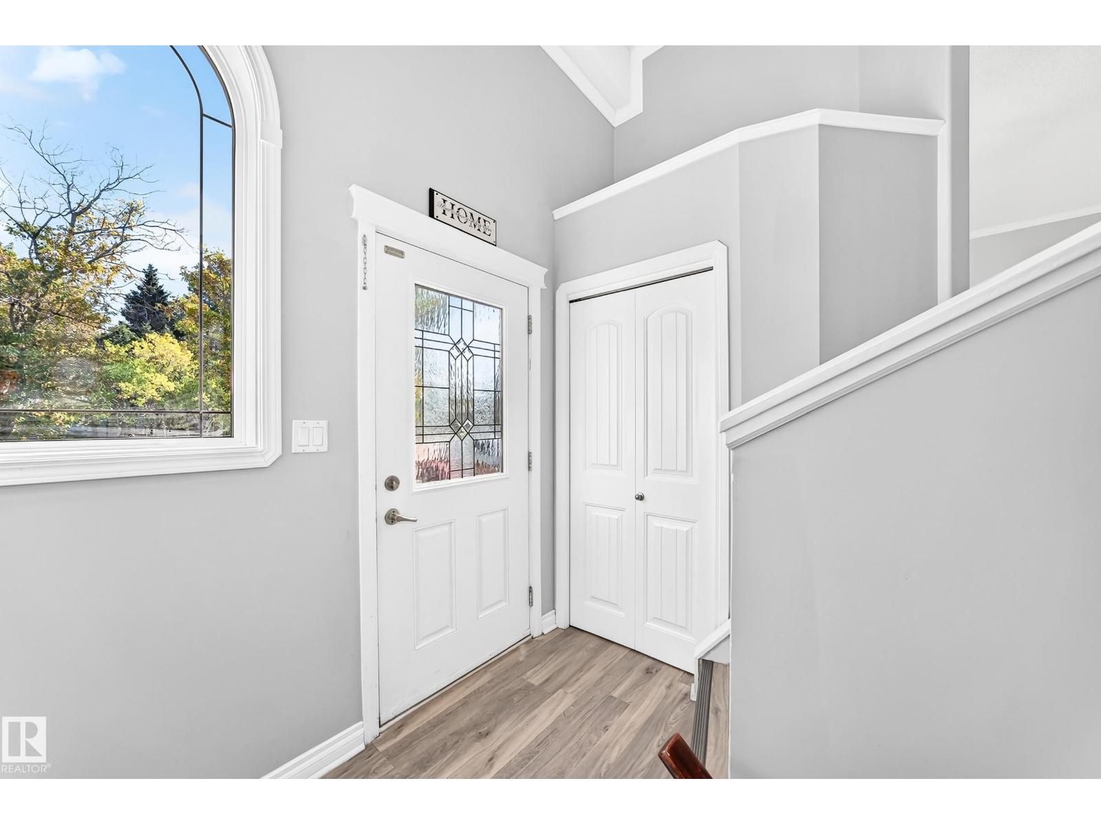 5226 52 St Property Photo 5