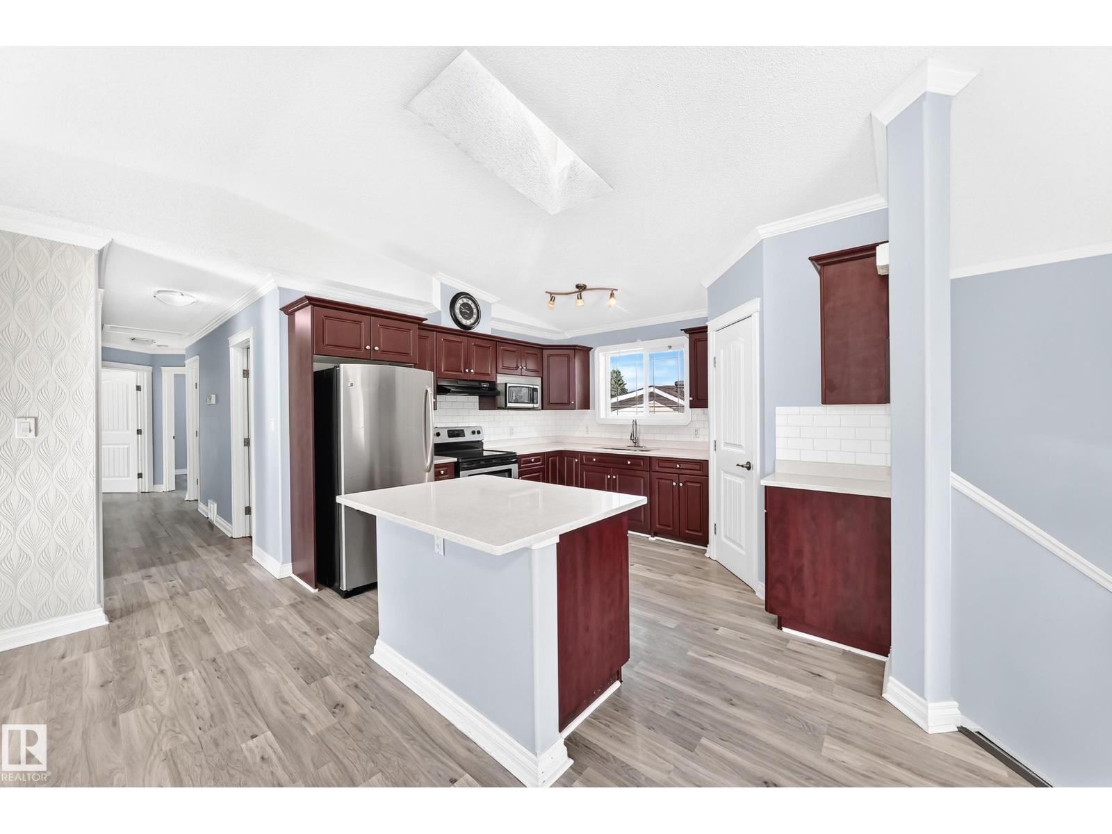 5226 52 St Property Photo 6