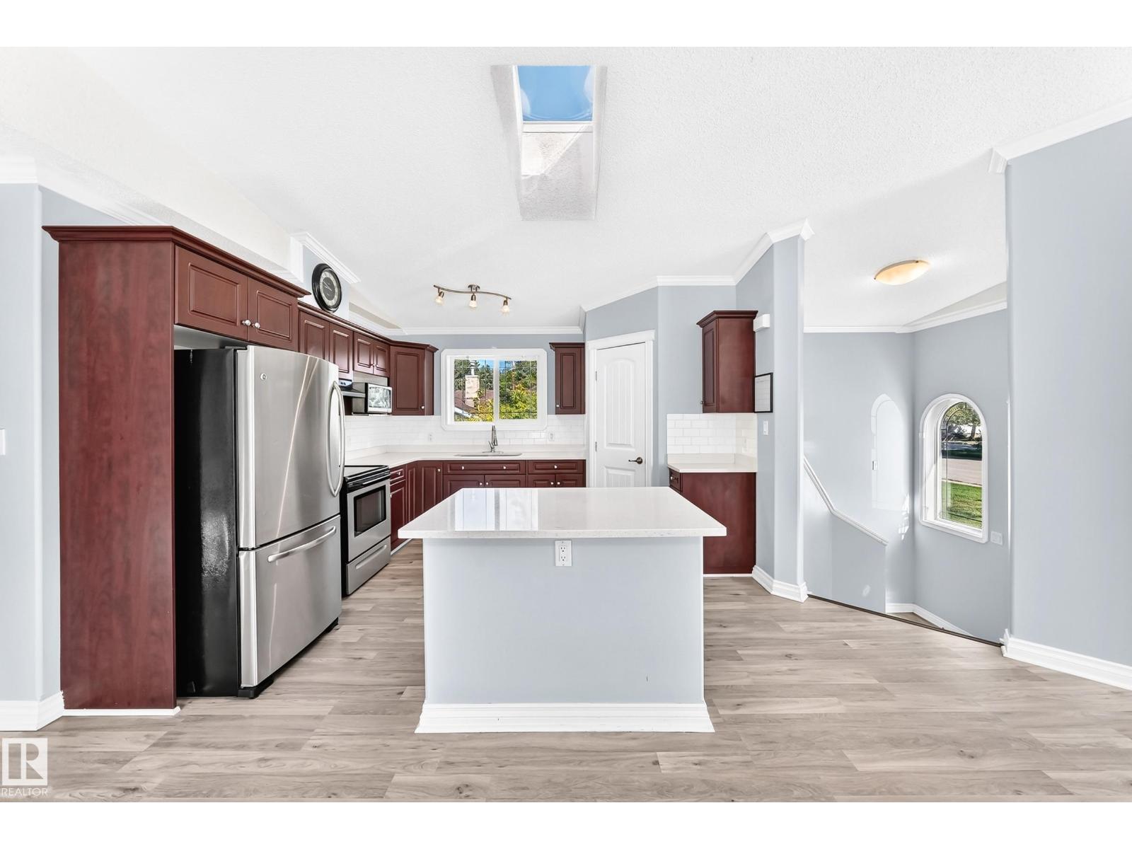 5226 52 St Property Photo 7