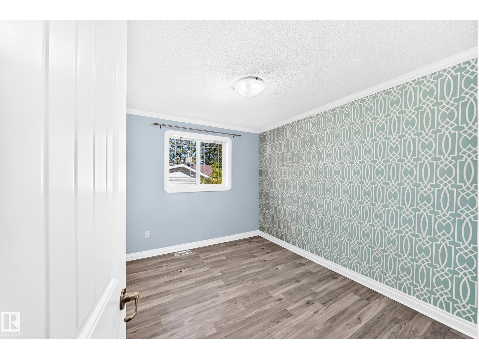 5226 52 St Property Photo 23