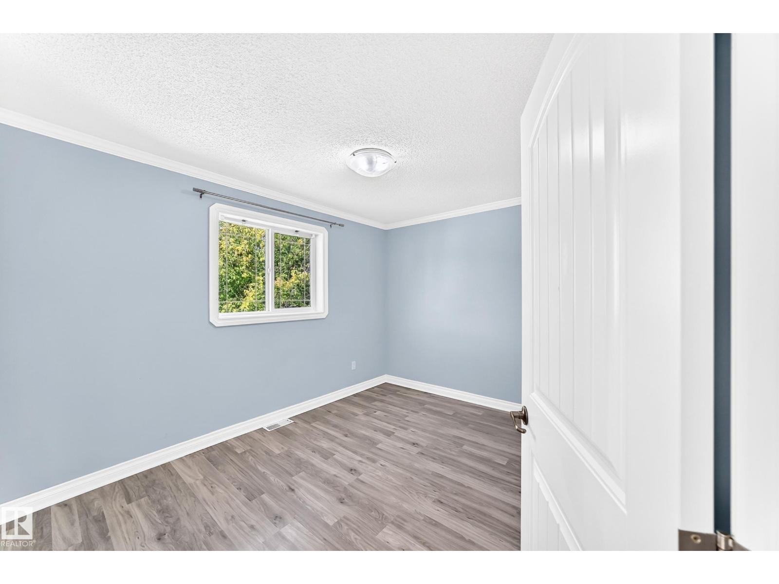 5226 52 St Property Photo 26