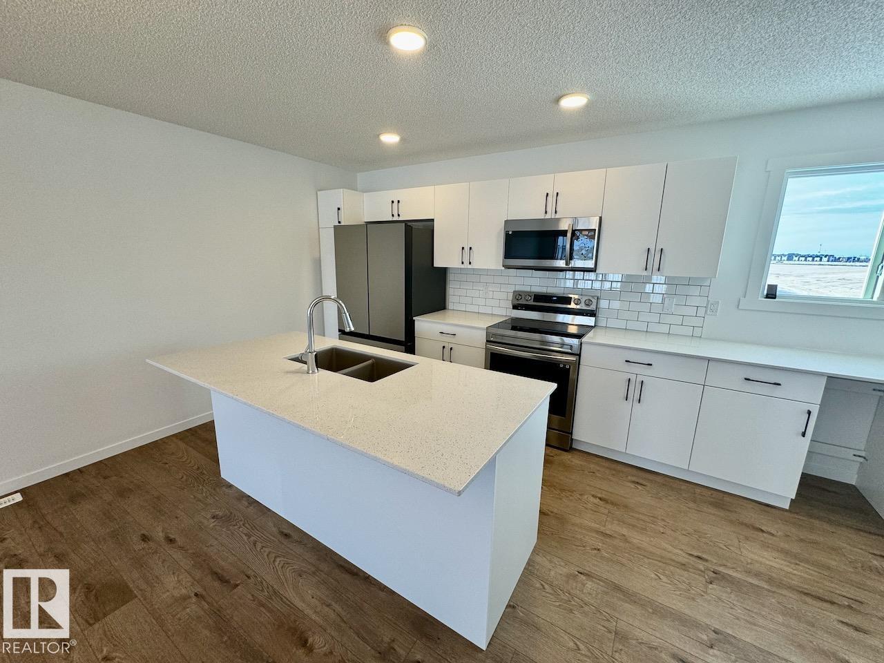 485 DESROCHERS BV SW SW Property Photo 1