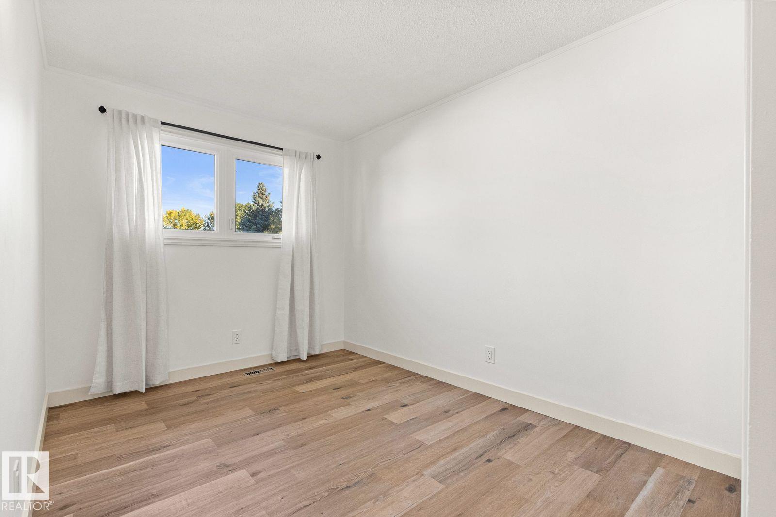 5208 10 Av Nw Property Photo 34