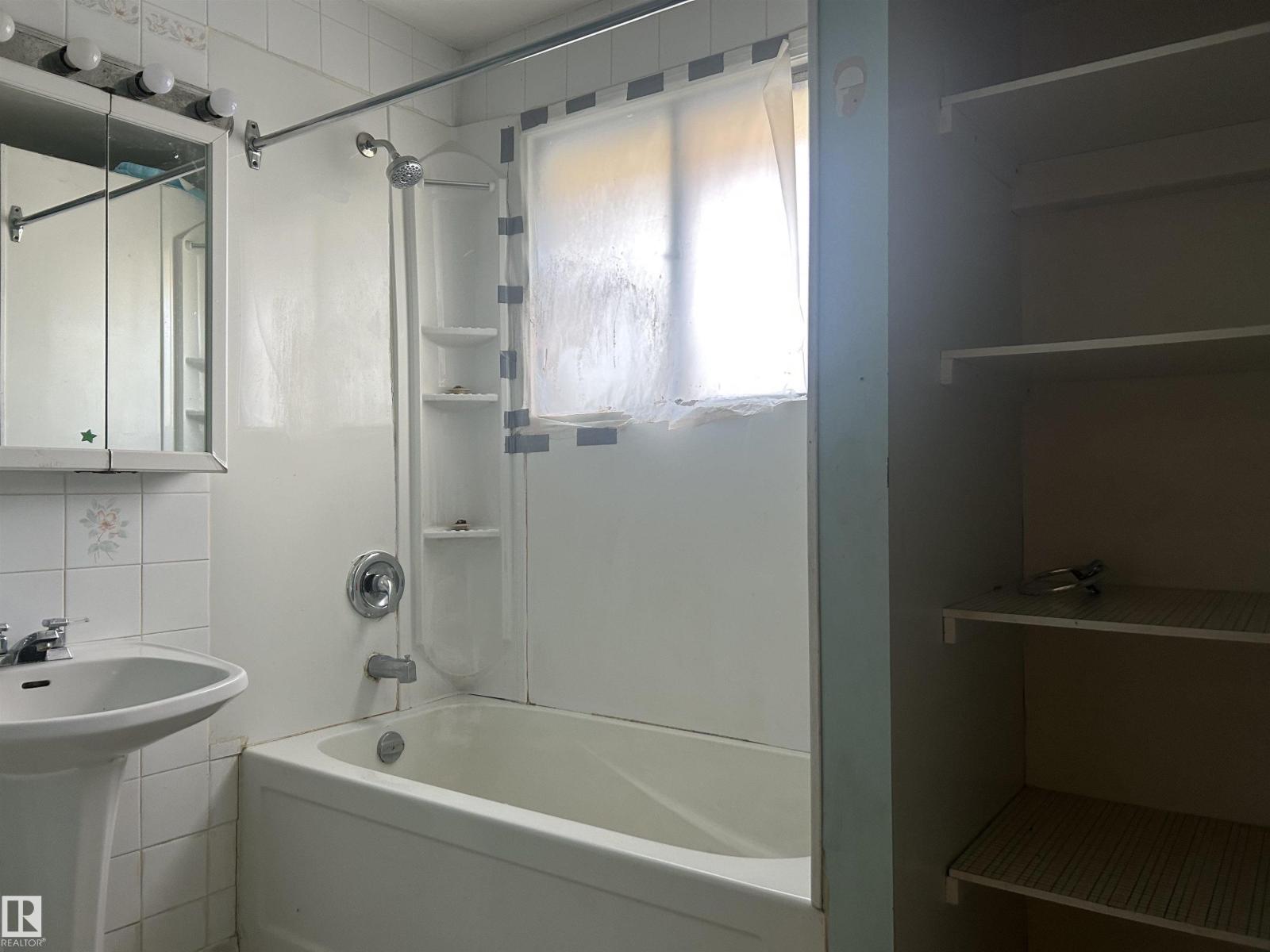 10450 69 Av Nw Property Photo 10