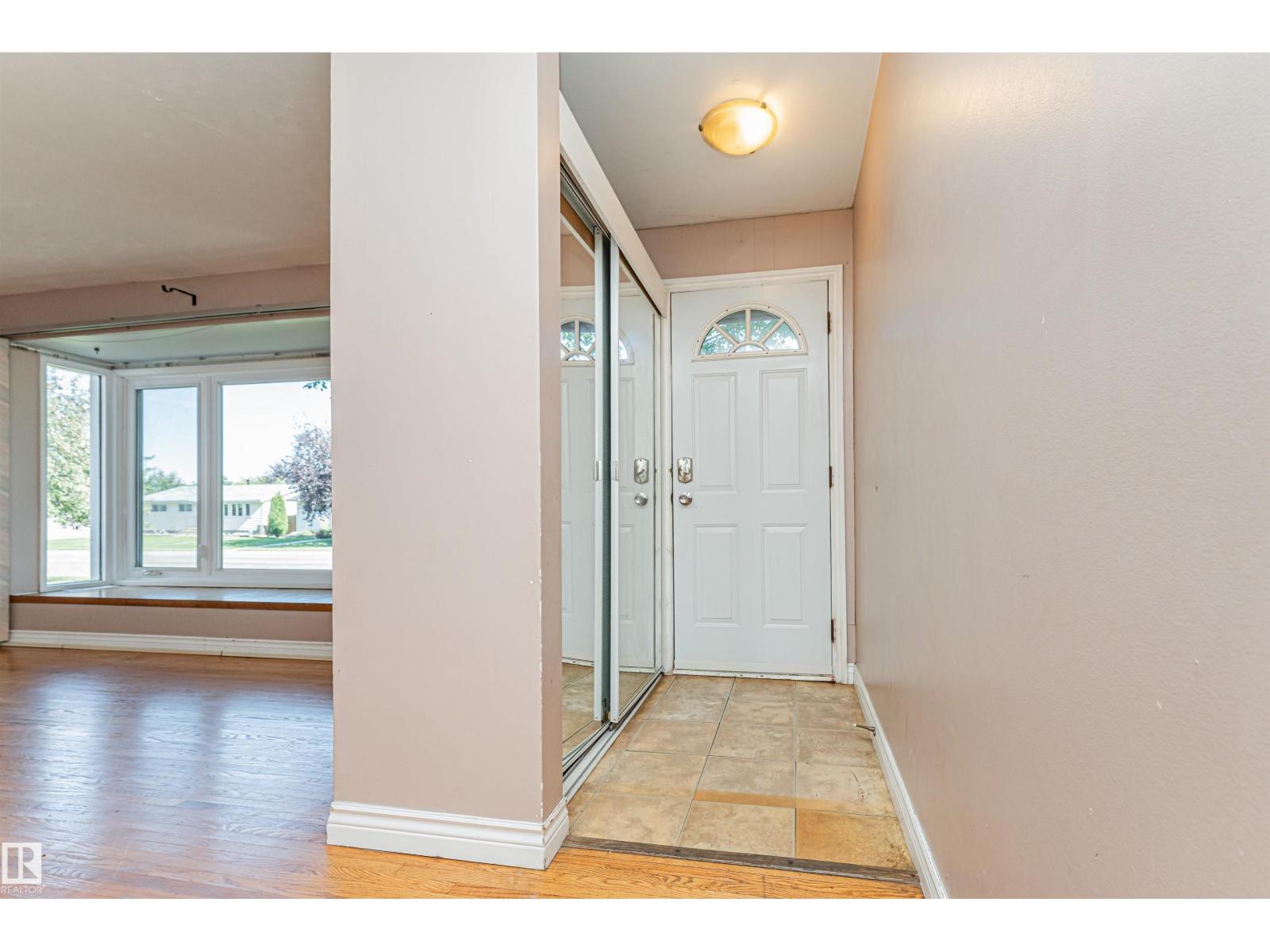 8610 157 St Nw Property Photo 2