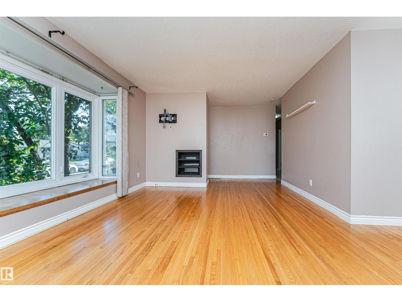 8610 157 St Nw Property Photo 3