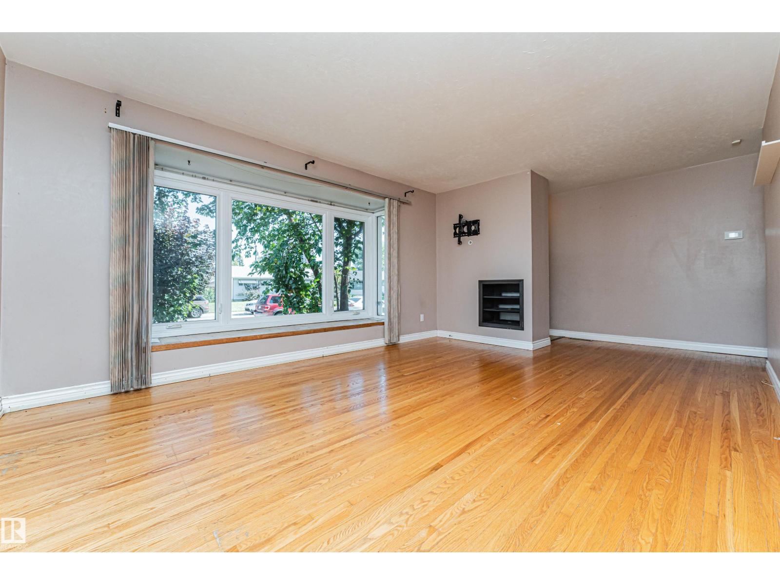 8610 157 St Nw Property Photo 4