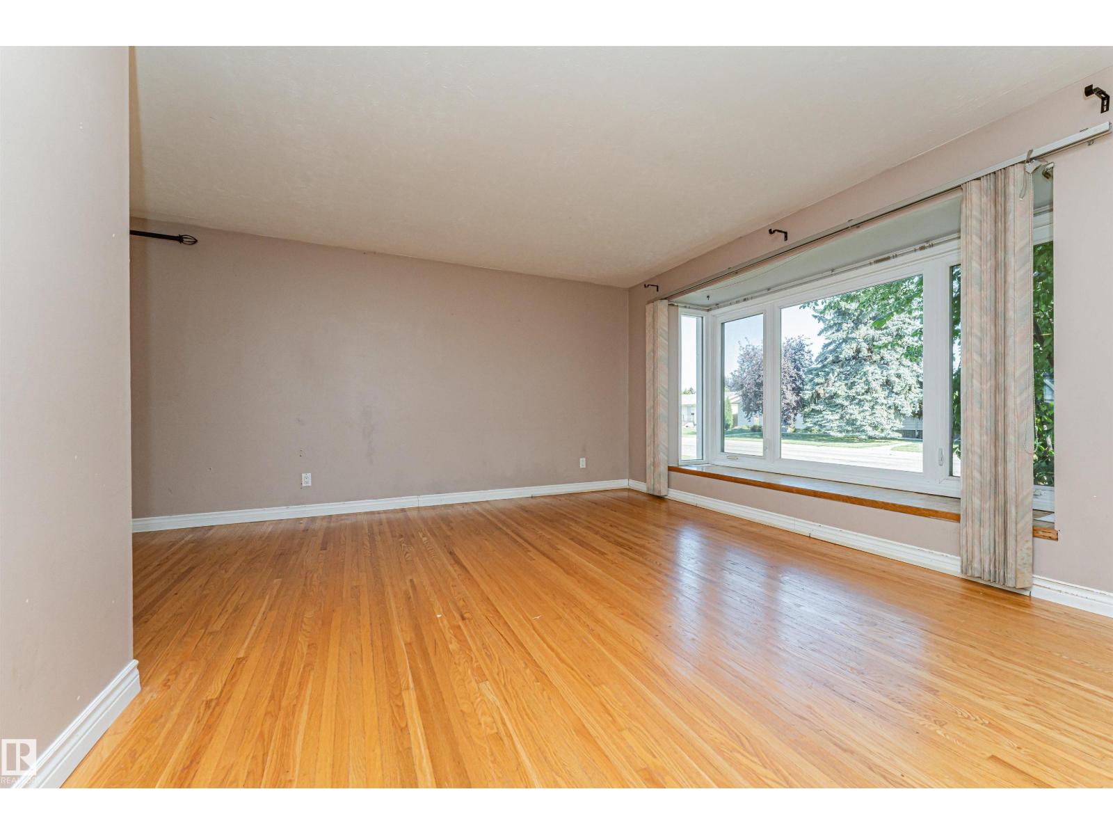 8610 157 St Nw Property Photo 5