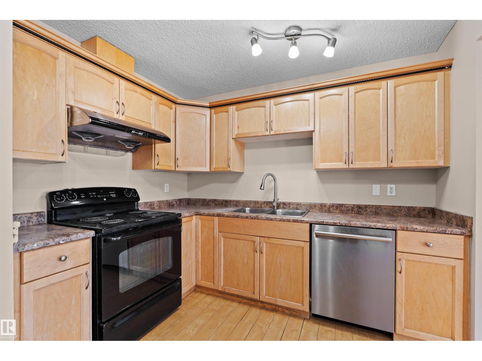 15504 102 Av Nw Property Photo 4