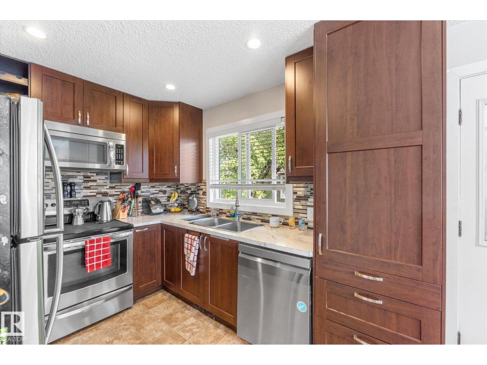 16012 98 Av Nw Property Photo 10