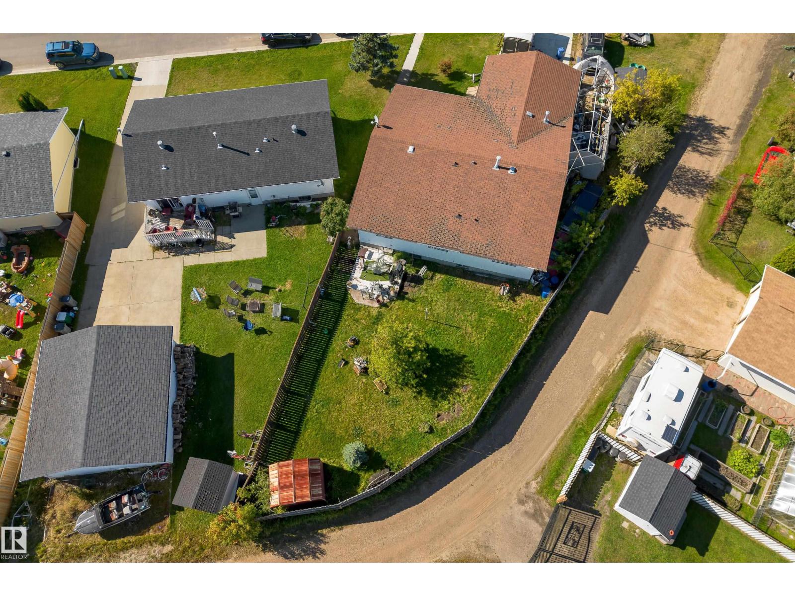 5047 46 St Property Photo 2