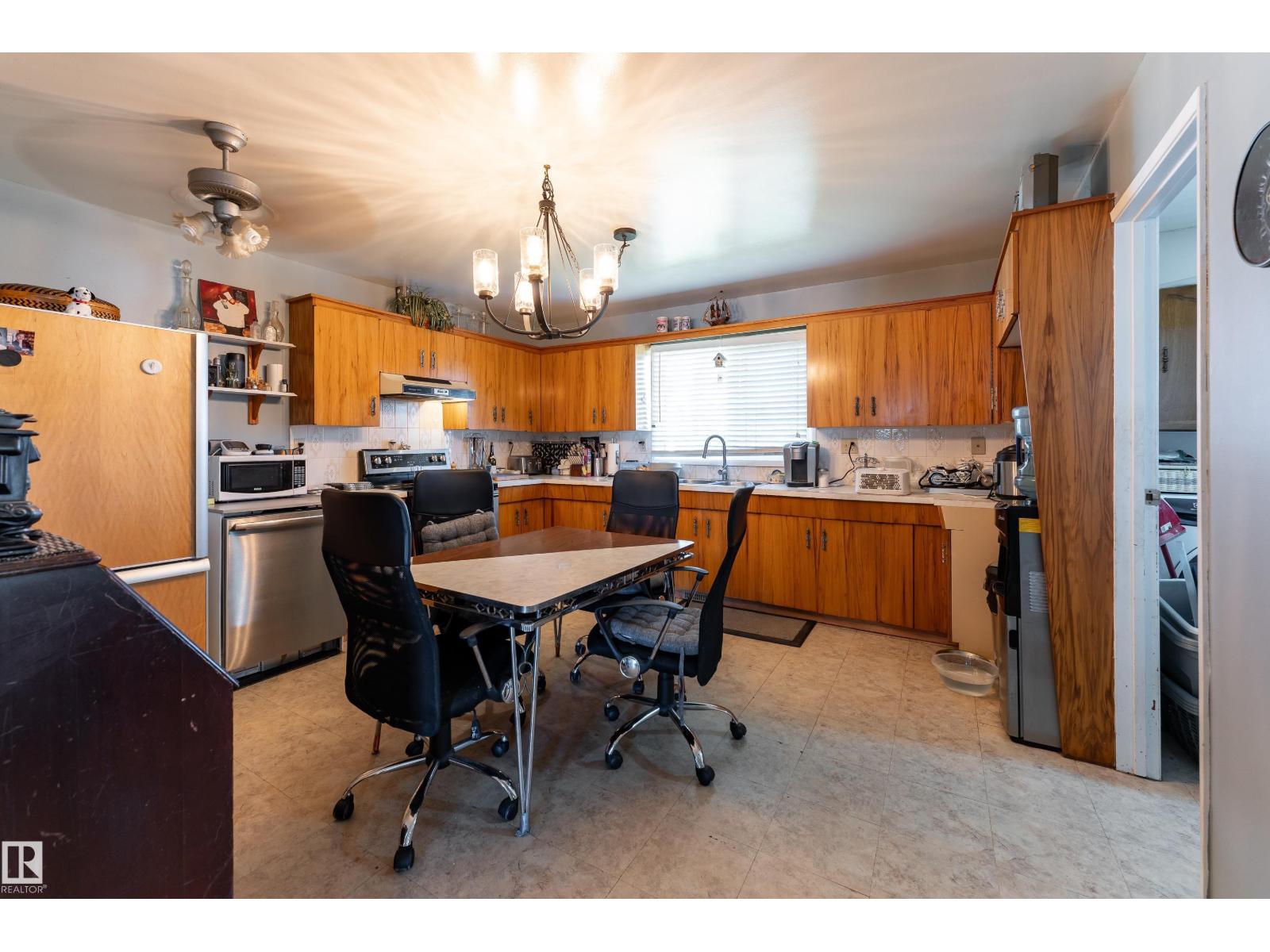 5047 46 St Property Photo 4