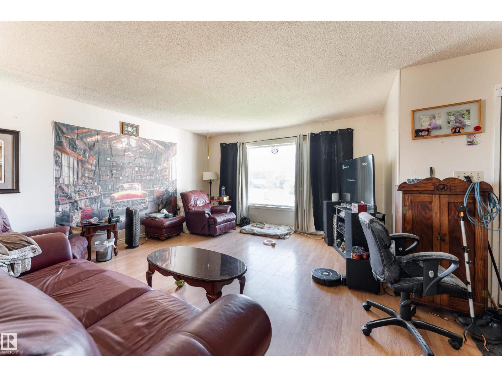 5047 46 St Property Photo 5