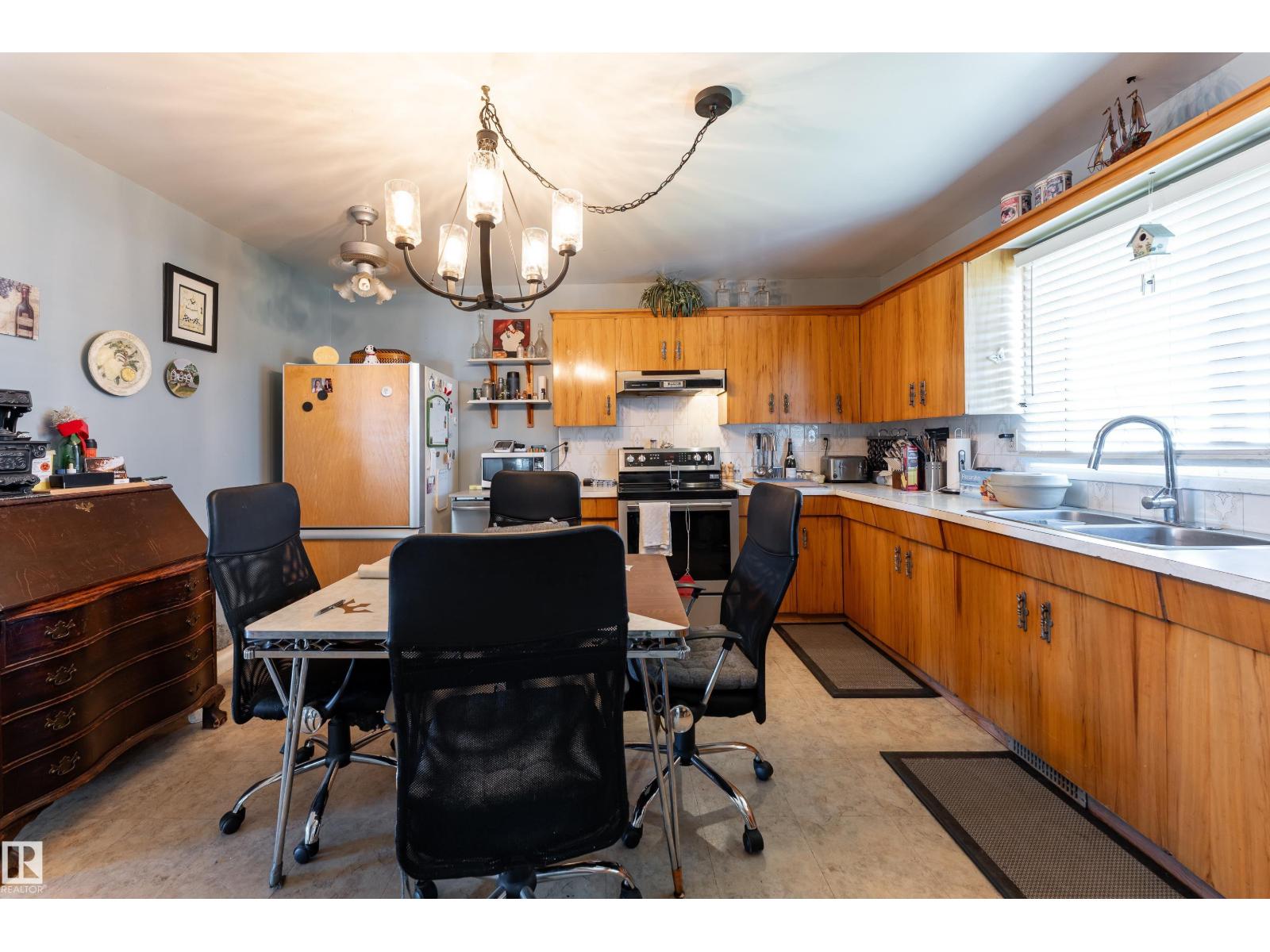5047 46 St Property Photo 15