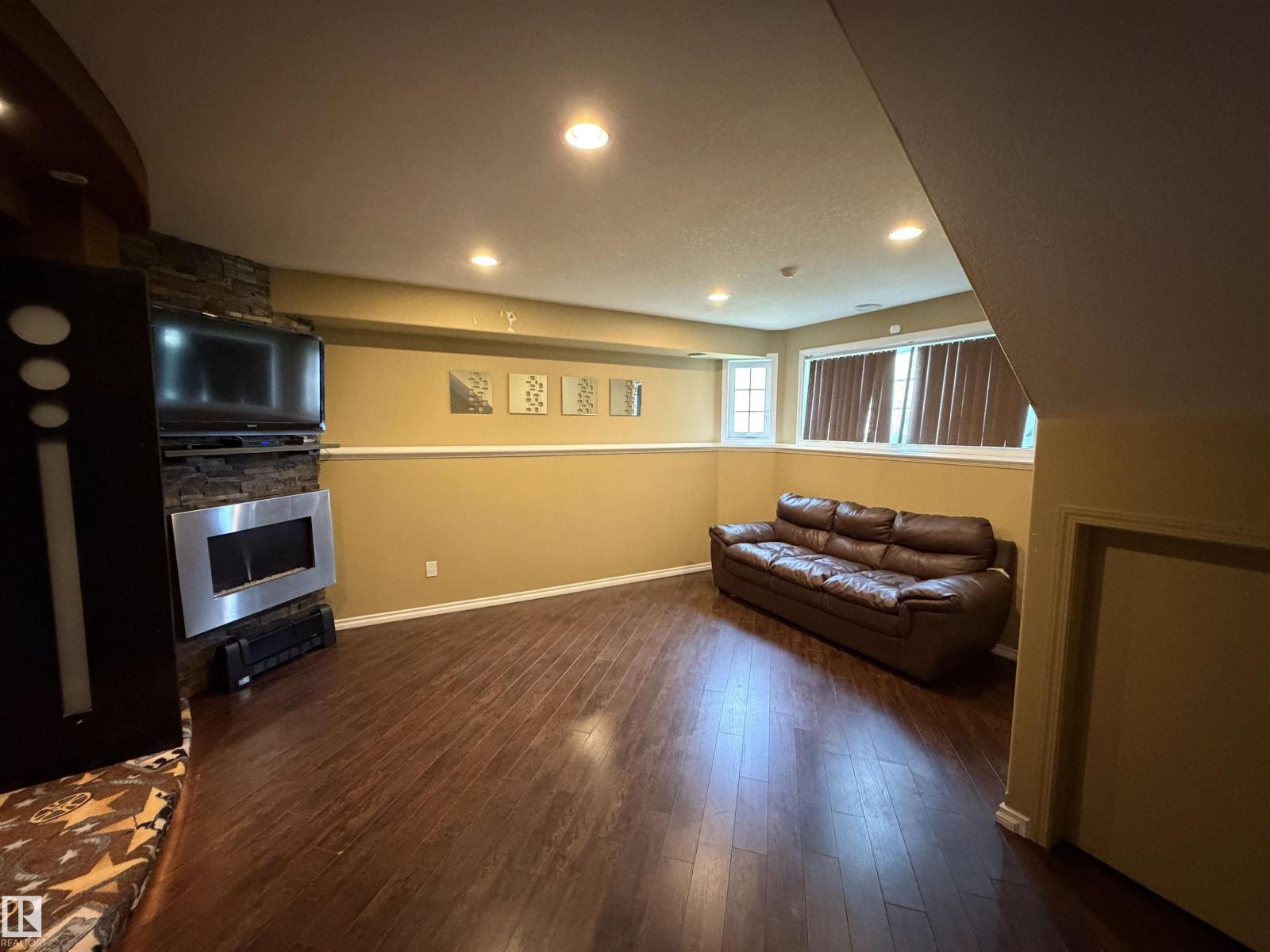 5304 155 Av Nw Property Photo 29