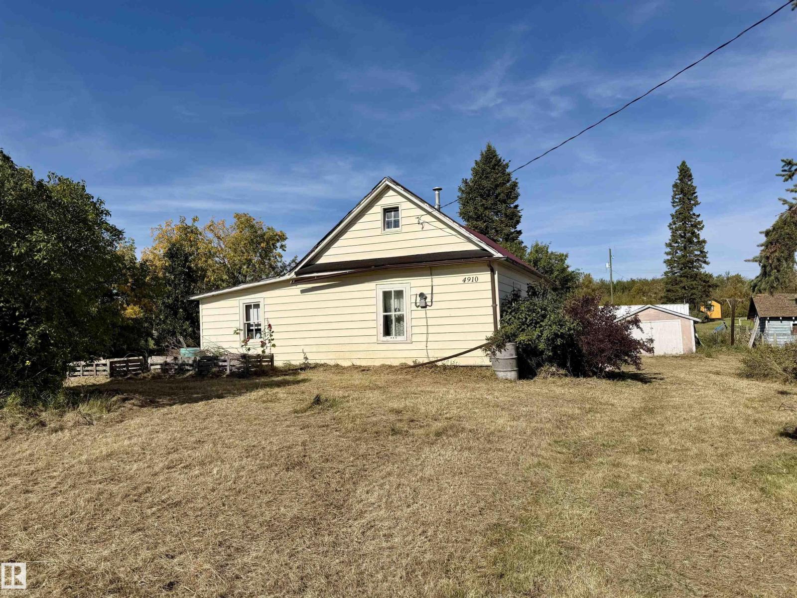 4910 50 Avenue Property Photo 2