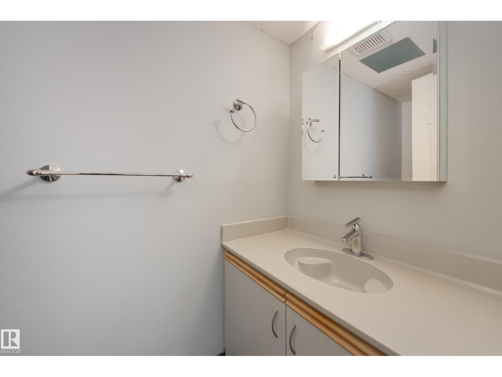 #7 9734 111 St Nw Property Photo 40