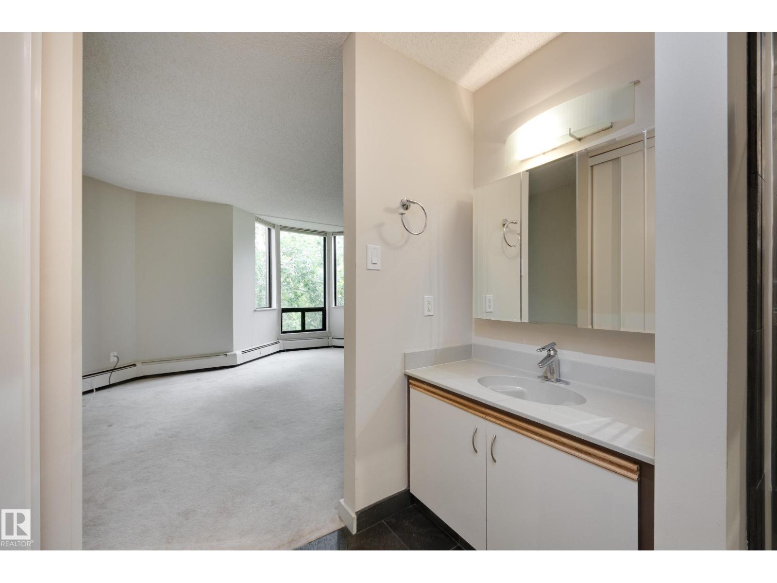 #7 9734 111 St Nw Property Photo 41