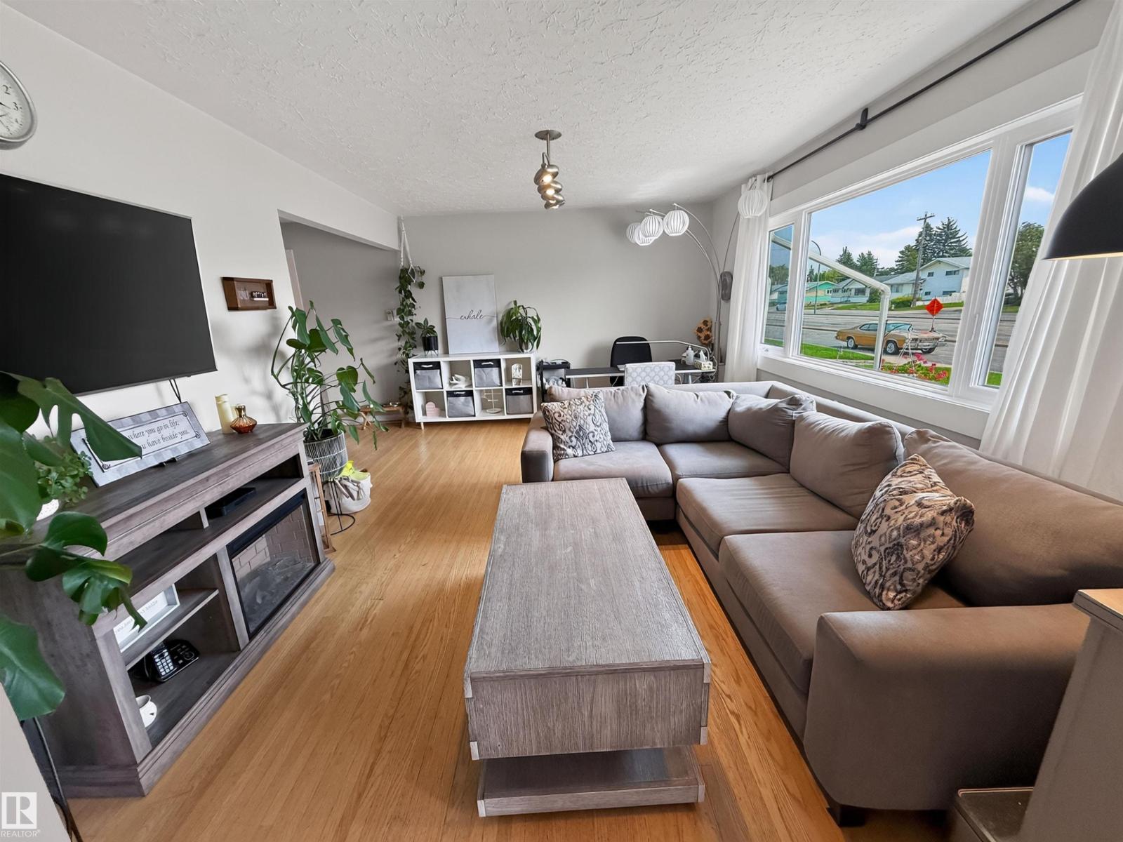 16046 95 Av Nw Property Photo 9
