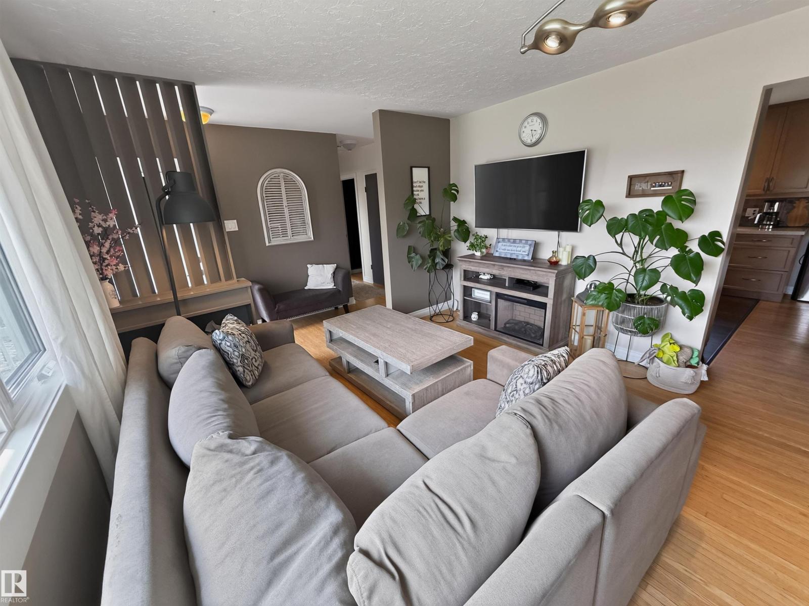16046 95 Av Nw Property Photo 10