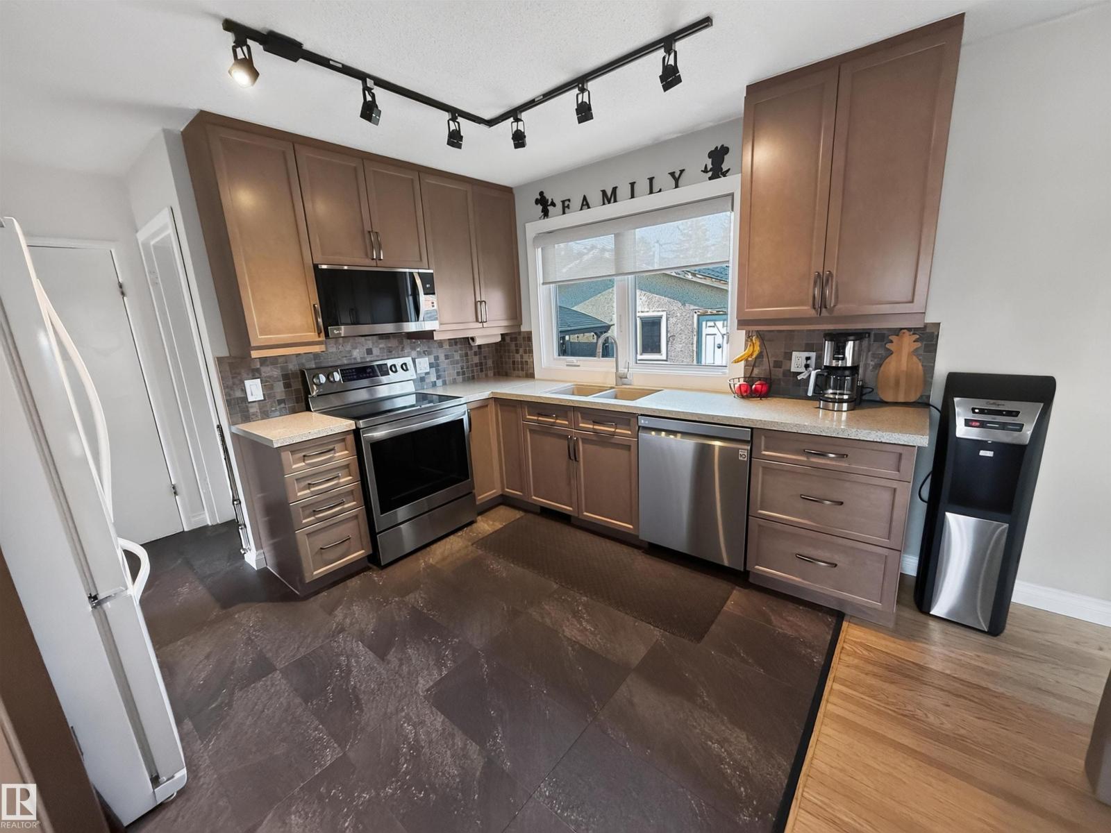 16046 95 Av Nw Property Photo 15