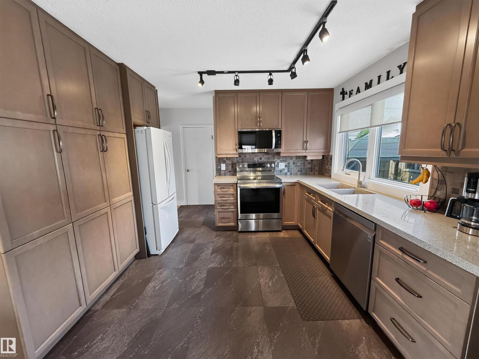 16046 95 Av Nw Property Photo 16