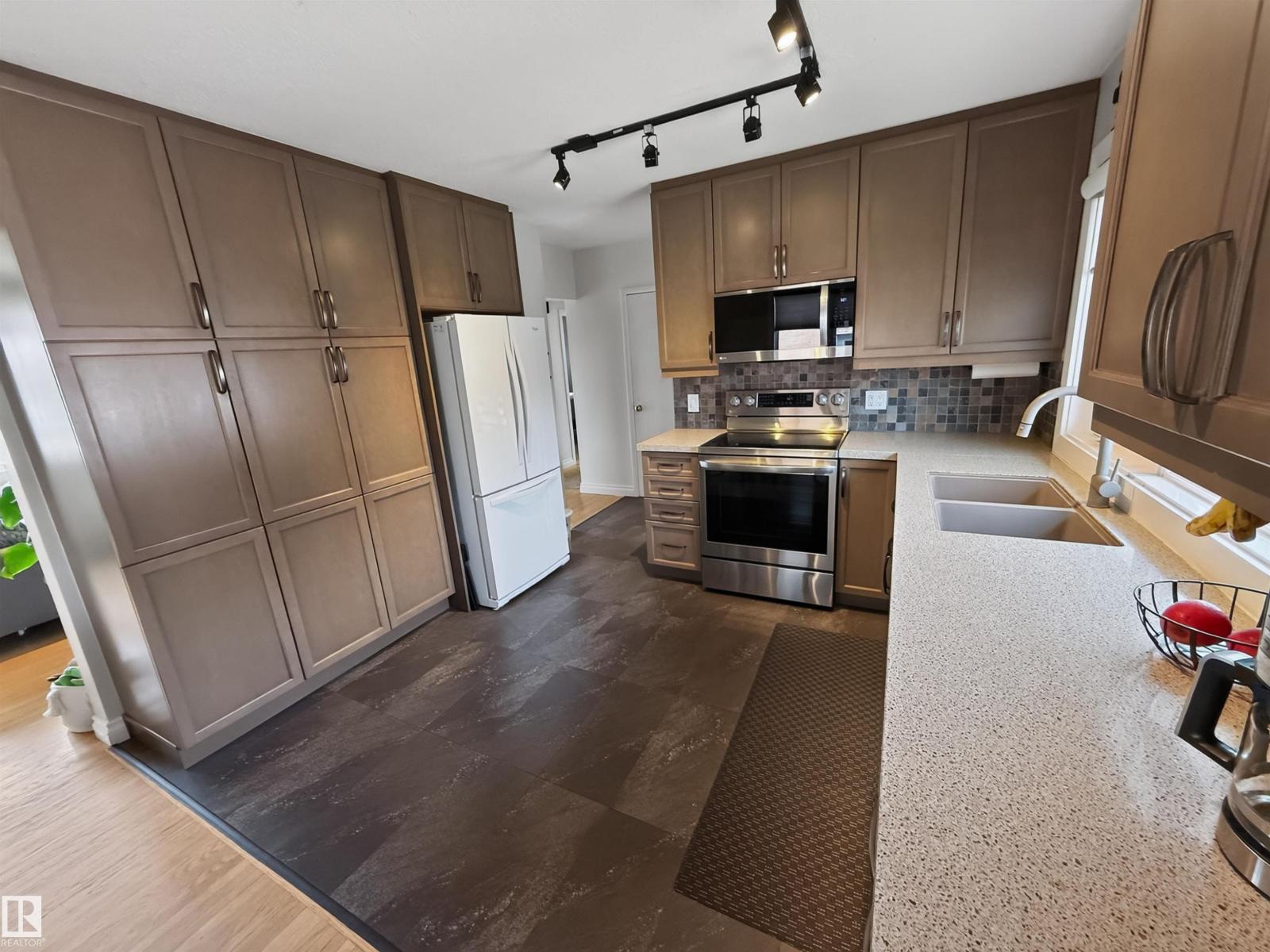 16046 95 Av Nw Property Photo 17