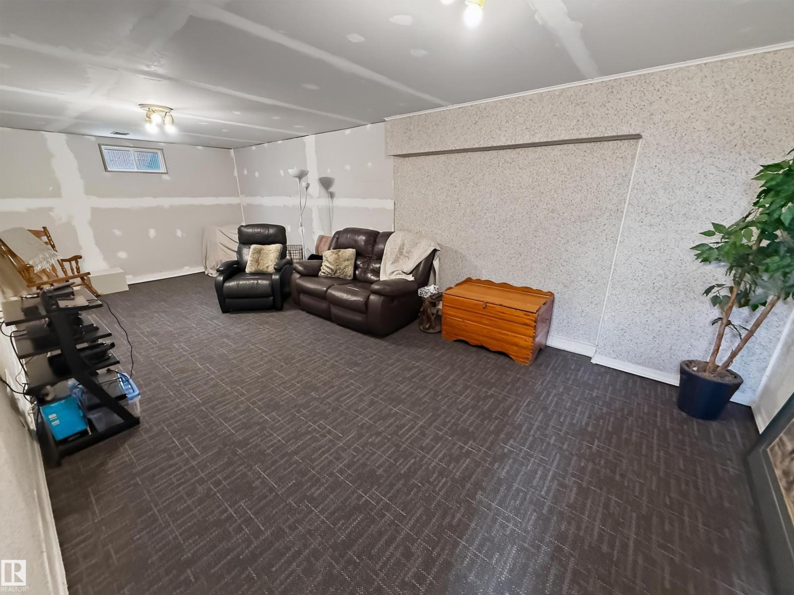 16046 95 Av Nw Property Photo 23