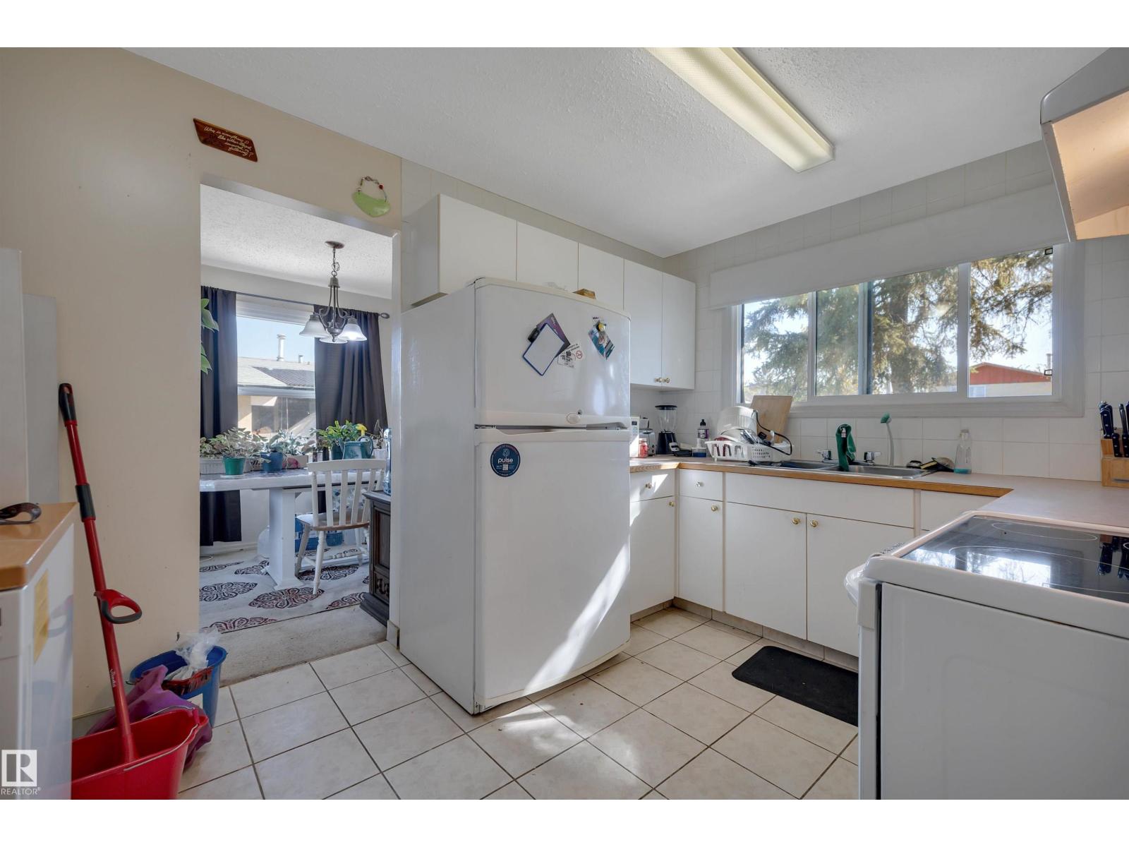 4205 37 Av Property Photo 8