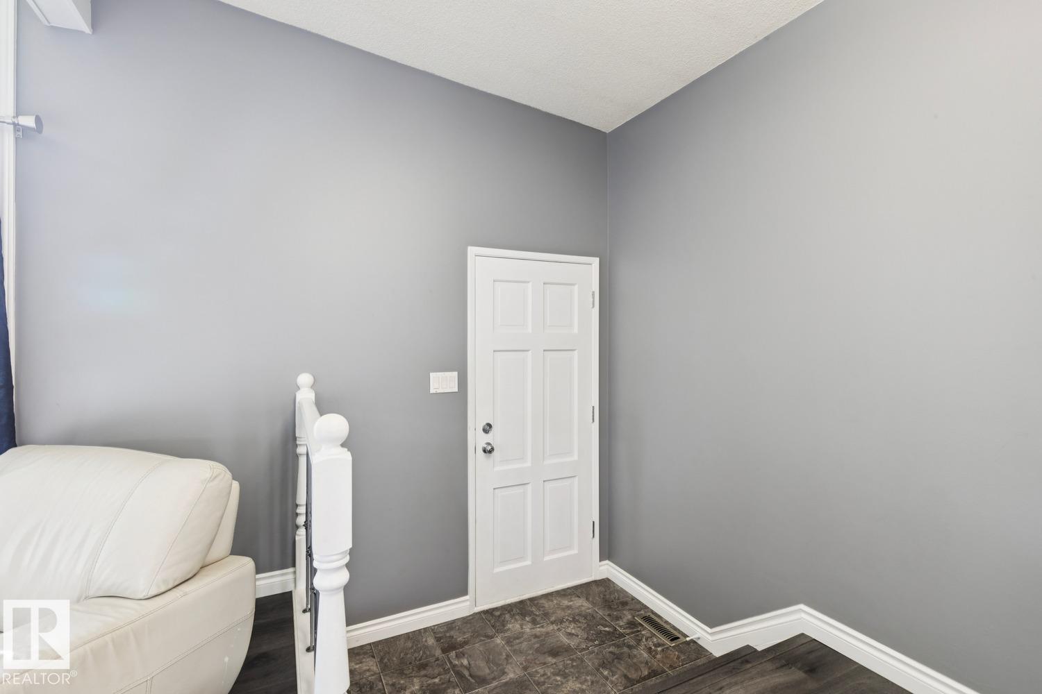 9312 151 Av Nw Property Photo 3