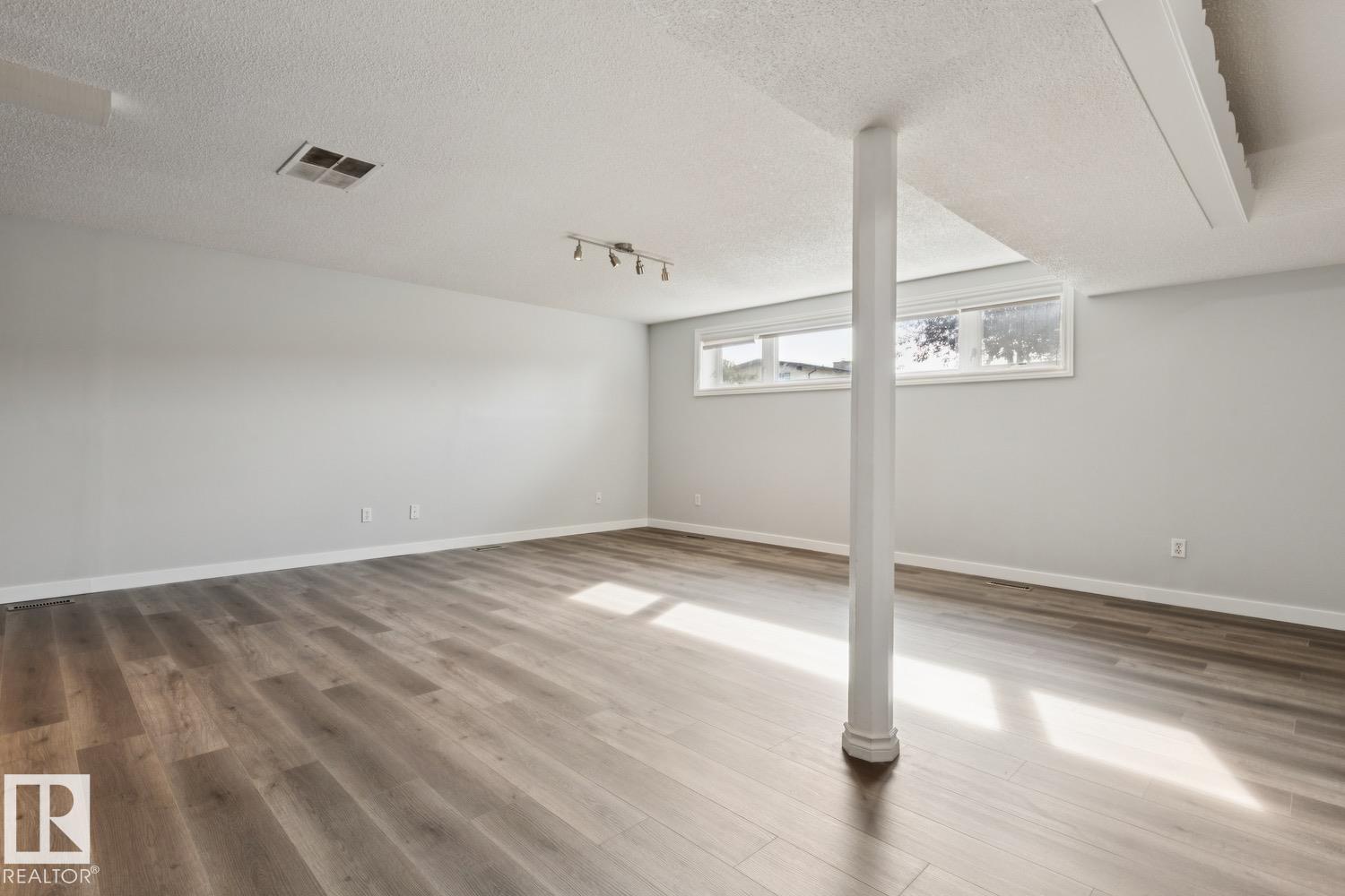 9312 151 Av Nw Property Photo 31