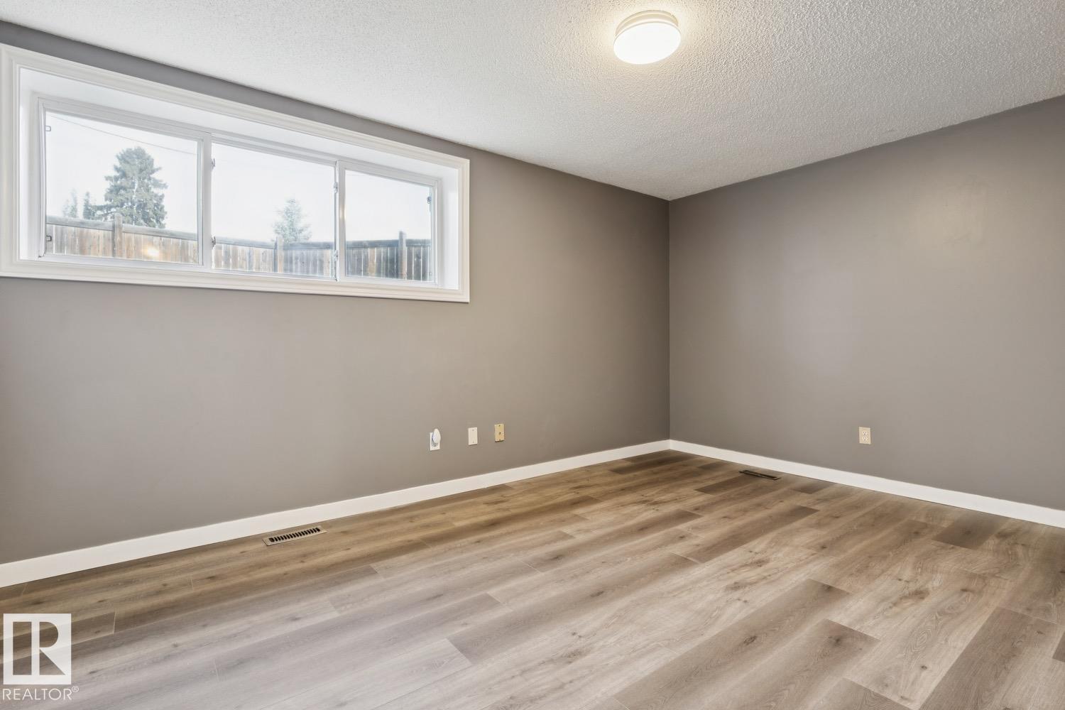 9312 151 Av Nw Property Photo 37
