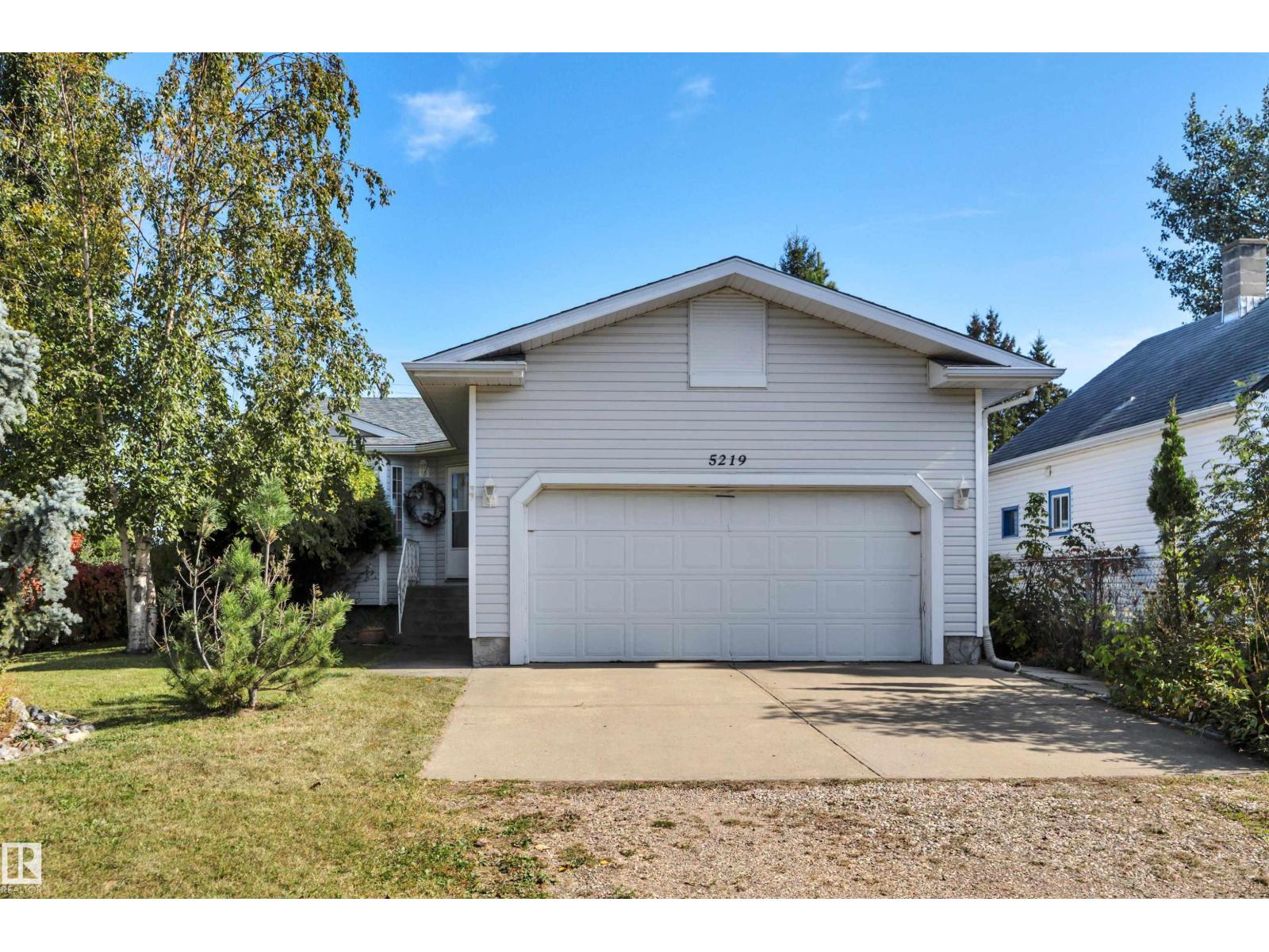 5219 49 St Property Photo 1