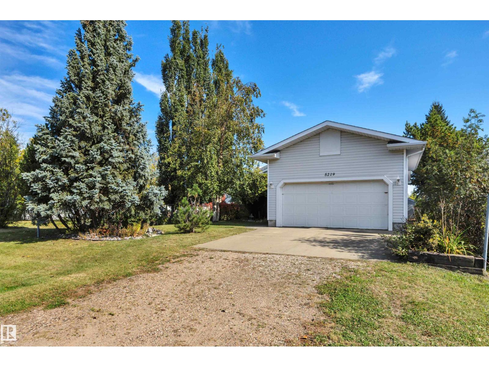 5219 49 St Property Photo 2