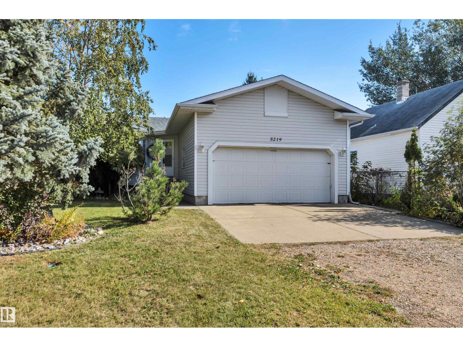5219 49 St Property Photo 3