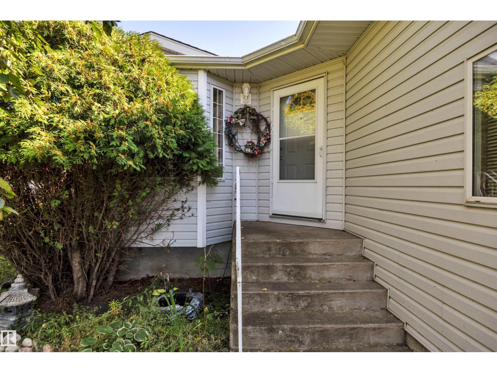 5219 49 St Property Photo 5