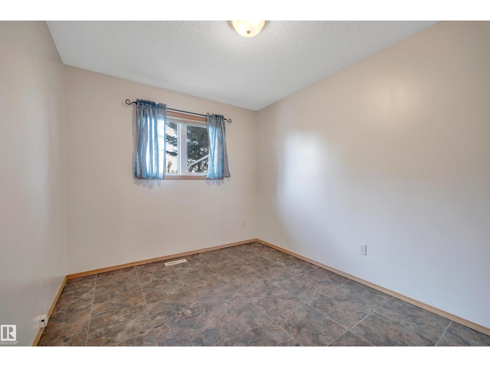 5219 49 St Property Photo 25