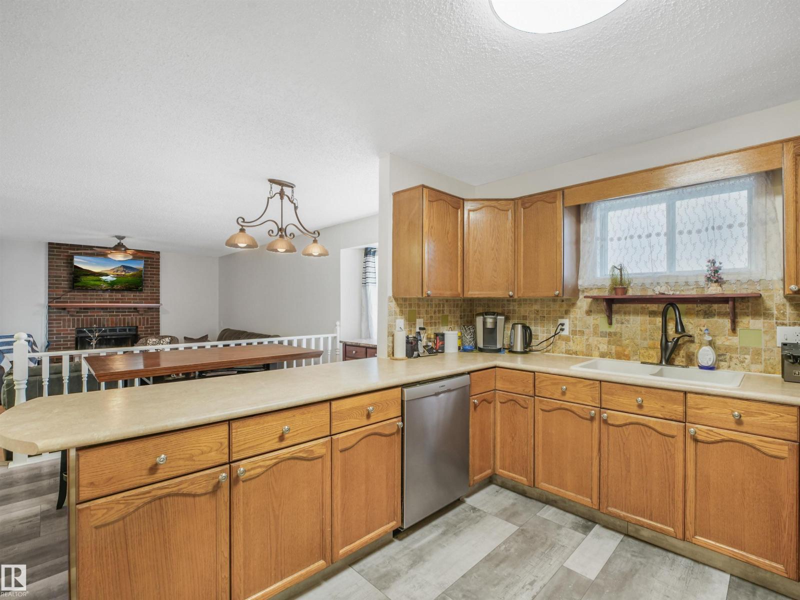 3467 39 St Nw Property Photo 14